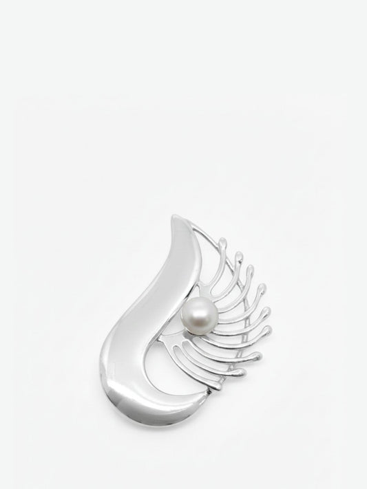 Moderne geschwungene Silberbrosche mit Perlendetail – Oya Silver