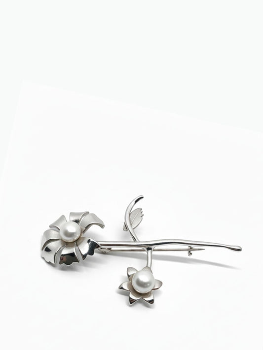Blumenbrosche aus Silber mit Perlendetails 4 x 6,5 cm – Oya Silver