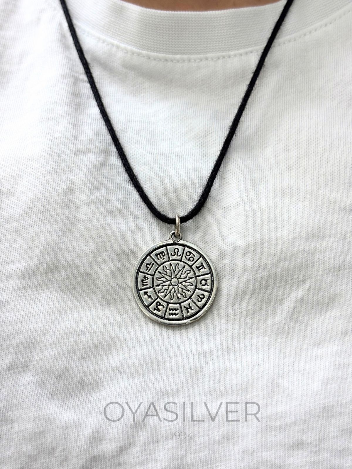 Zodiak-Sonnen-Medaillon mit Sternzeichen aus 925 Silber – Oya Silver – Ansicht 3