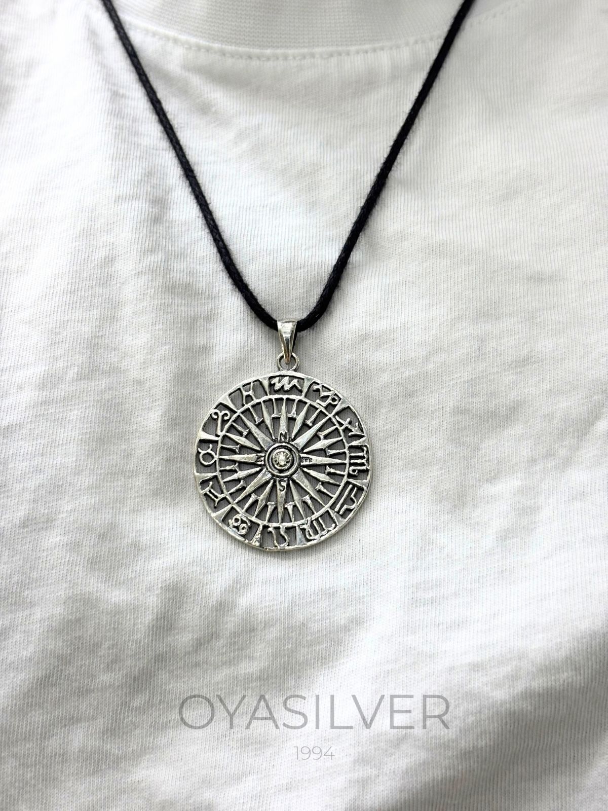Großes Kompass-Medaillon mit Zodiak-Symbolen aus 925 Silber – Oya Silver – Ansicht 2