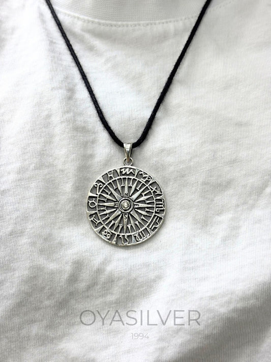 Großes Kompass-Medaillon mit Zodiak-Symbolen aus 925 Silber – Oya Silver – Ansicht 2