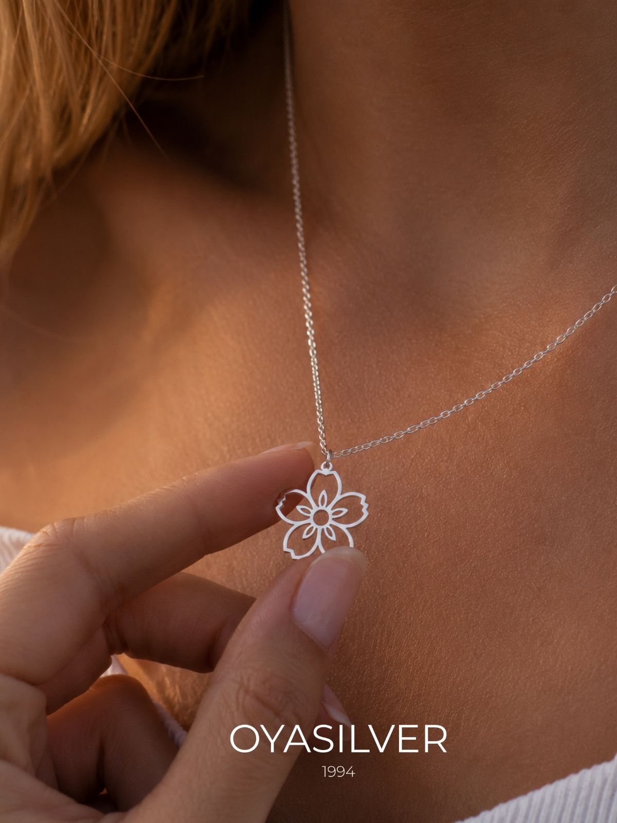 Minimalistische Immergrün-Blumen-Halskette aus Silber aus 925er Sterlingsilber – Oya Silver – Ansicht 8