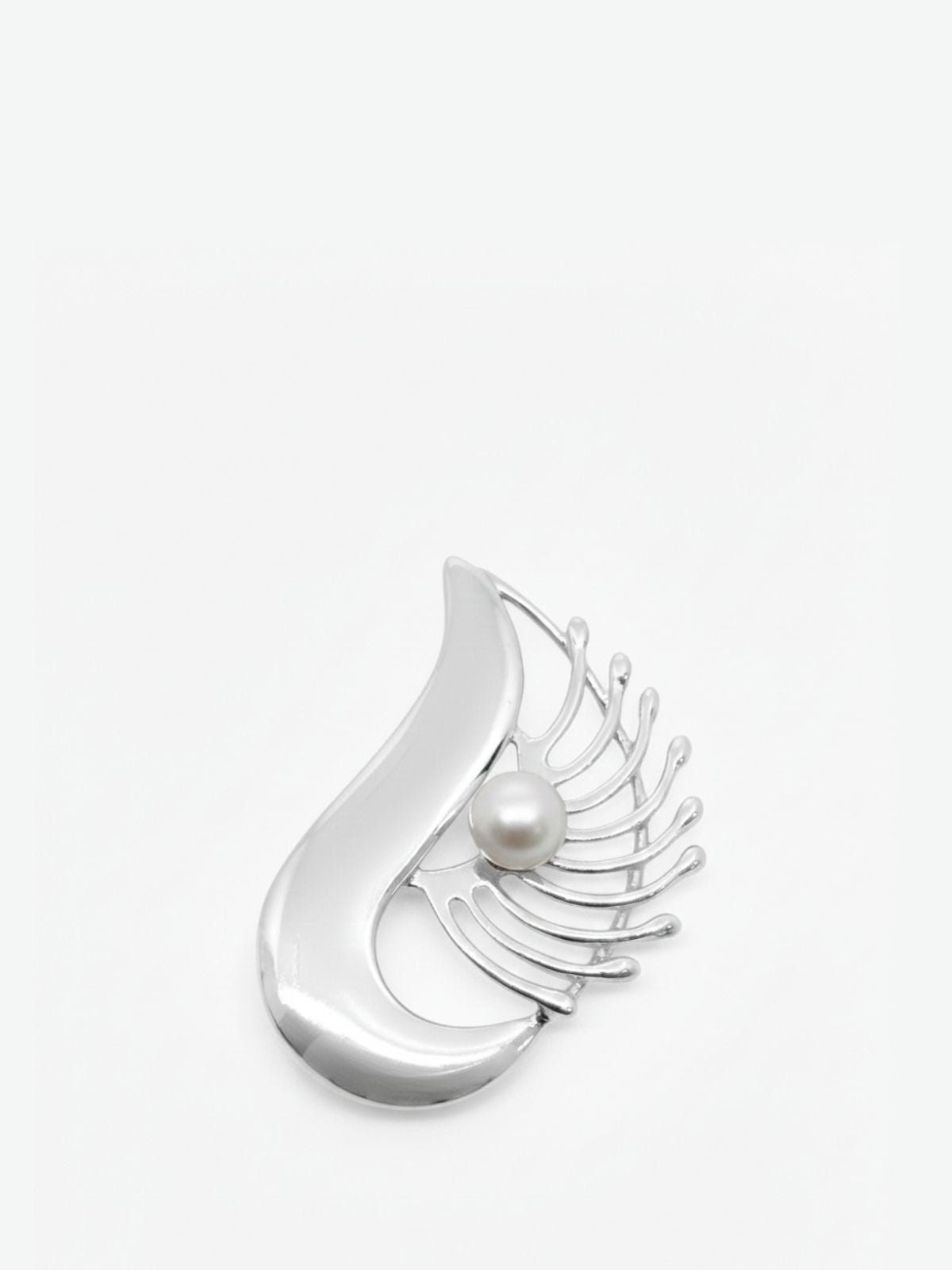 Moderne geschwungene Silberbrosche mit Perlendetail – Oya Silver