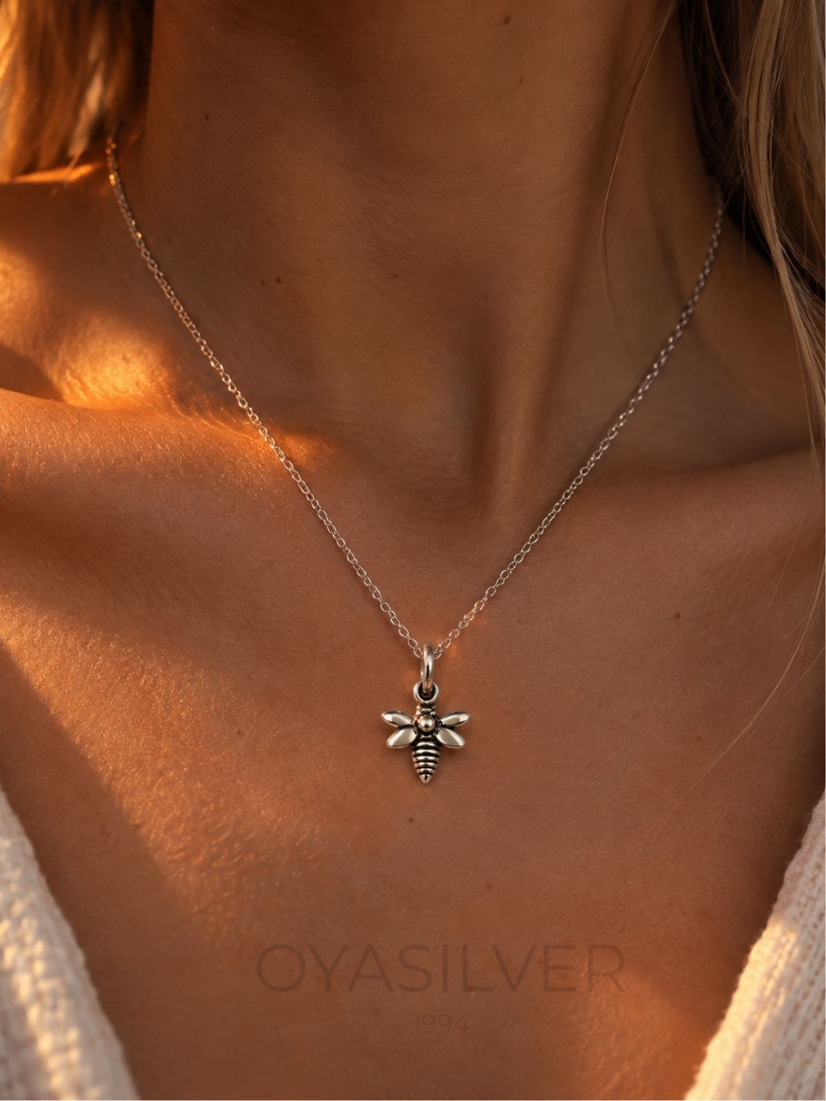 Kleine Bienen-Halskette aus oxidiertem 925 Silber – Oya Silver – Ansicht 3